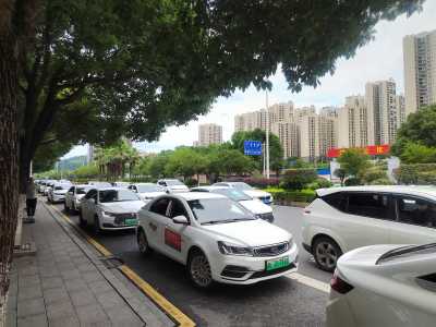 网约车违停致道路拥堵 有关部门表示将加大打击违停力度